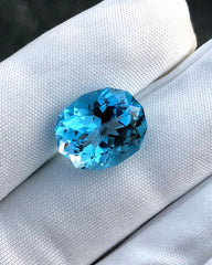 حجر كريم من التوباز الأزرق المقطوع بشكل فاخر - 13.6 قيراط