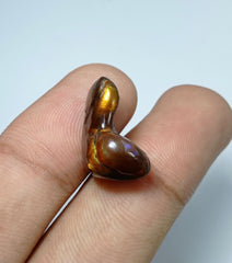 عقيق ناري نادر منحوت طبيعي على شكل حرف L 13.1 قيراط - الأبعاد 19x13x10 ملم