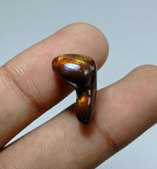 عقيق ناري نادر منحوت طبيعي على شكل حرف L 13.1 قيراط - الأبعاد 19x13x10 ملم