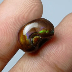 عقيق نار مكسيكي فريد من نوعه بألوان قوس قزح 10 قيراط - الأبعاد 14 × 10 × 8 ملم