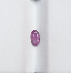 0.60 قيراط ياقوت للبيع - حجر كريم ياقوت كشميري مع شوائب طبيعية - الأبعاد 7.1 × 4 × 2.5 ملم