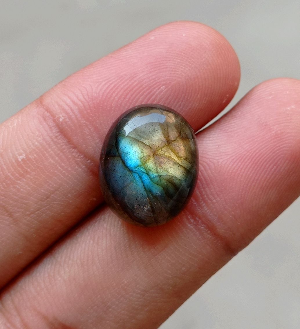 12.5ct Labradorite Cabochon - Spectrolite- Black Moon Stone - 17x14mm 12.5ct Labradorite Cabochon - Spectrolite- Black Moon Stone - 17x14mm