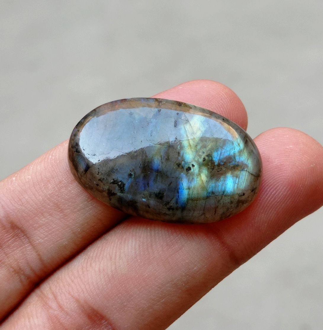 42ct Labradorite Cabochon - Spectrolite- Black Moon Stone - 35x22mm 42ct Labradorite Cabochon - Spectrolite- Black Moon Stone - 35x22mm