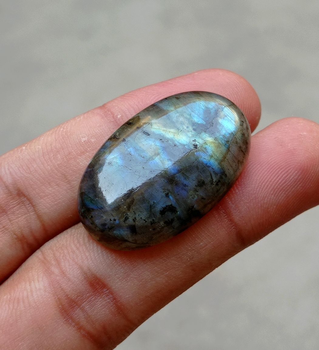 42ct Labradorite Cabochon - Spectrolite- Black Moon Stone - 35x22mm 42ct Labradorite Cabochon - Spectrolite- Black Moon Stone - 35x22mm