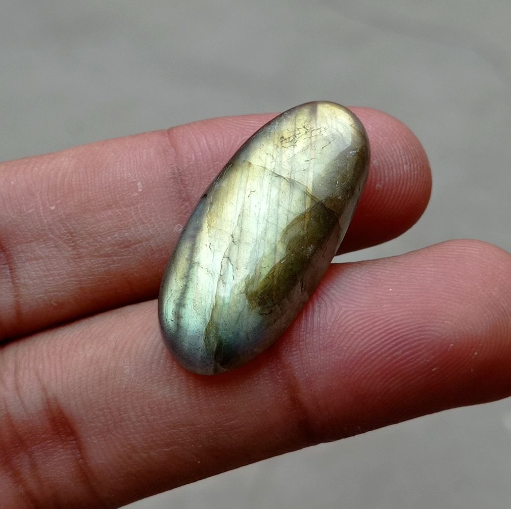 28.7ct Labradorite Cabochon - Spectrolite- Black Moon Stone - 33x15mm 28.7ct Labradorite Cabochon - Spectrolite- Black Moon Stone - 33x15mm