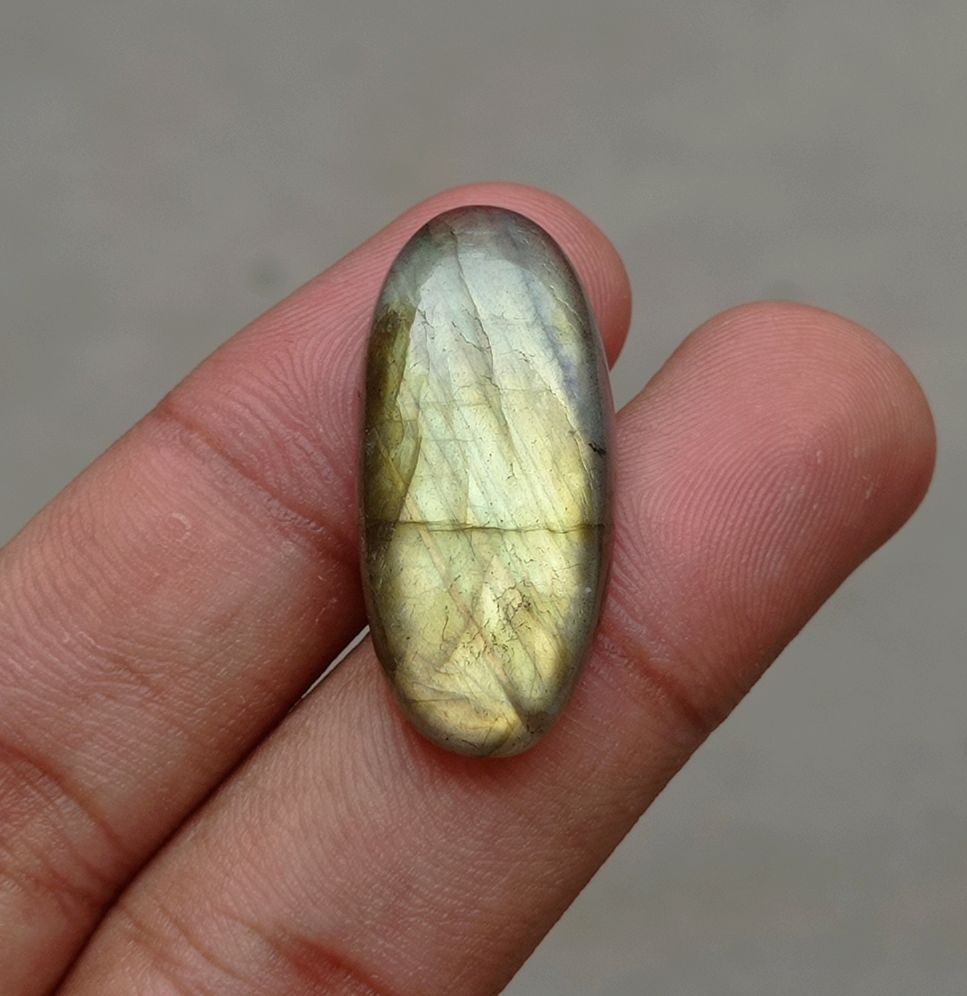 28.7ct Labradorite Cabochon - Spectrolite- Black Moon Stone - 33x15mm 28.7ct Labradorite Cabochon - Spectrolite- Black Moon Stone - 33x15mm