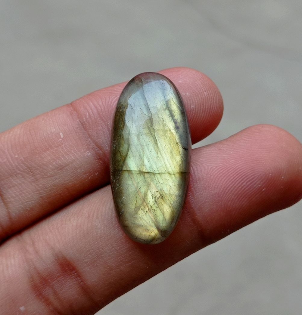 28.7ct Labradorite Cabochon - Spectrolite- Black Moon Stone - 33x15mm 28.7ct Labradorite Cabochon - Spectrolite- Black Moon Stone - 33x15mm