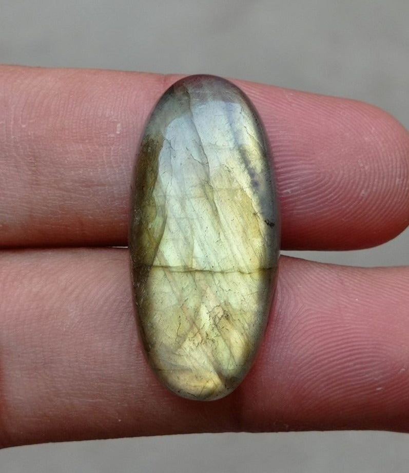 28.7ct Labradorite Cabochon - Spectrolite- Black Moon Stone - 33x15mm 28.7ct Labradorite Cabochon - Spectrolite- Black Moon Stone - 33x15mm
