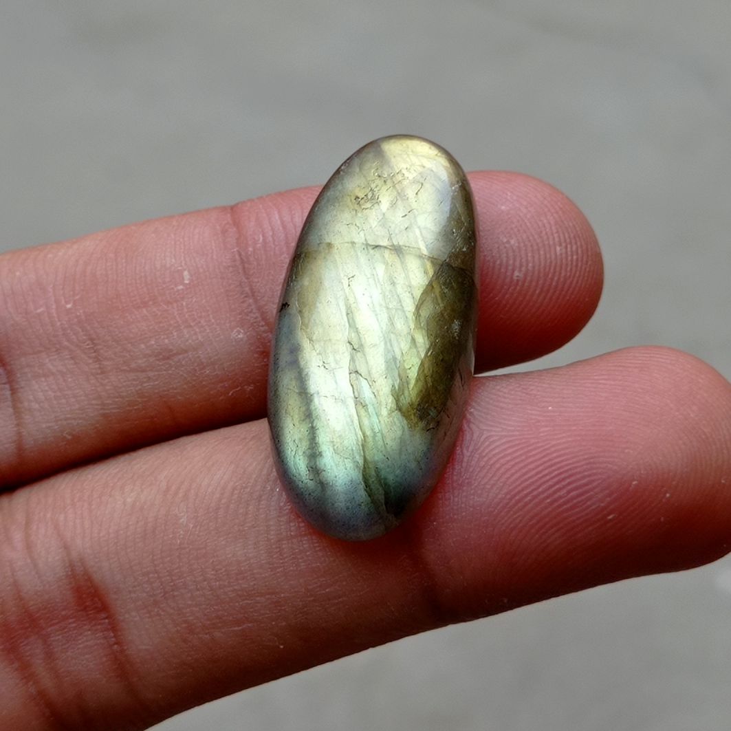 28.7ct Labradorite Cabochon - Spectrolite- Black Moon Stone - 33x15mm 28.7ct Labradorite Cabochon - Spectrolite- Black Moon Stone - 33x15mm