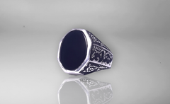 خواتم رجالي - خاتم أنيق من الفضة الإسترليني بالعقيق الأسود - جانب واحد عادي منقوش على جانب واحد - مطلي بالذهب الأبيض عيار 14 قيراط مع تشطيب لامع ولامع