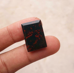 حجر دم طبيعي عالي الجودة 24.15 قيراط - الهليوتروب - الأبعاد - 24 مم × 17 مم