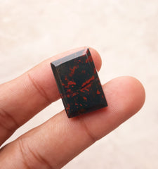 حجر دم طبيعي عالي الجودة 24.15 قيراط - الهليوتروب - الأبعاد - 24 مم × 17 مم