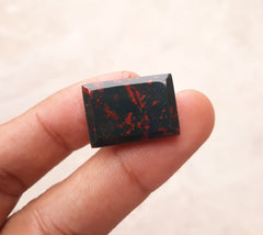 حجر دم طبيعي عالي الجودة 24.15 قيراط - الهليوتروب - الأبعاد - 24 مم × 17 مم