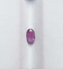 0.60 قيراط ياقوت للبيع - حجر كريم ياقوت كشميري مع شوائب طبيعية - الأبعاد 7.1 × 4 × 2.5 ملم