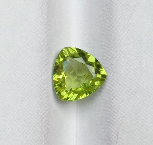 1.90 克拉橄榄石宝石 - 橄榄石 - 橄榄石宝石 - 八月诞生石 - 8x8x4 毫米