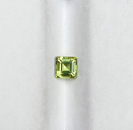 0.80 克拉橄榄石宝石 - 橄榄石 - 橄榄石宝石 - 八月诞生石 - 5x5x3.7 毫米
