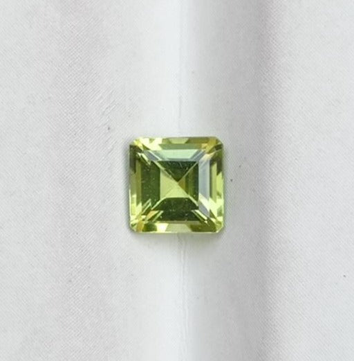 0.80 克拉橄榄石宝石 - 橄榄石 - 橄榄石宝石 - 八月诞生石 - 5x5x3.7 毫米