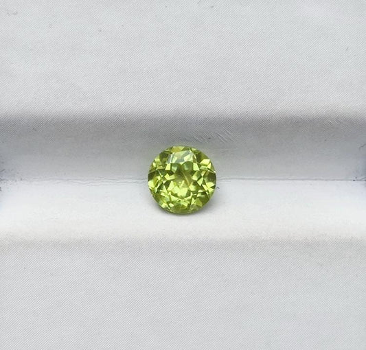 0.95 克拉橄榄石宝石 - 橄榄石 - 橄榄石宝石 - 八月诞生石 - 6x6x3.7 毫米