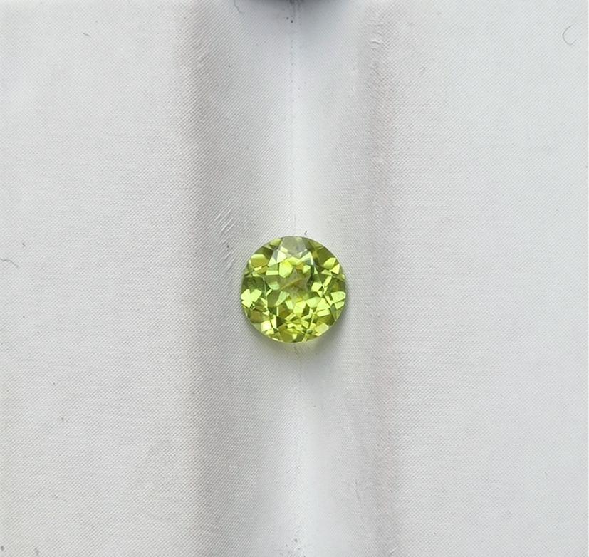 0.95ct Peridot Gemstone- Olivine - Chrysolite Gem - August Birthstone - 6x6x3.7mm
