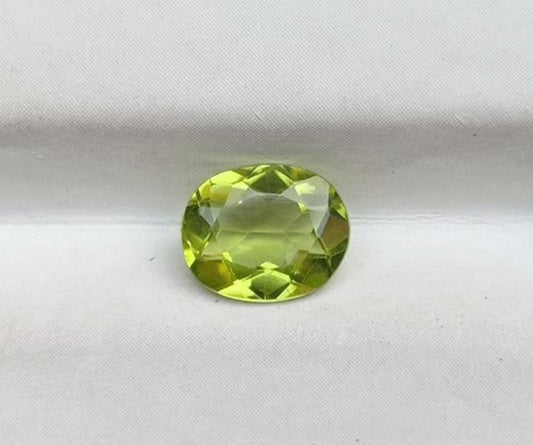 1.35 克拉橄榄石宝石 - 橄榄石 - 橄榄石宝石 - 八月诞生石 - 8x6.4x3 毫米