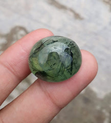 كابوشون بريهنيت 54.7 قيراط - روتيل بريهنيت - يُسمى أيضًا اليشم العنب، حجر القمر الأخضر - 25 × 21 مم