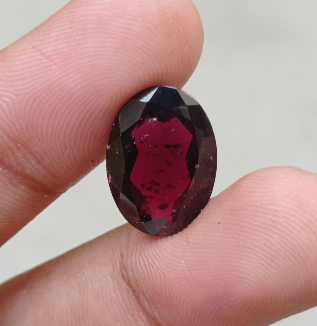 11.6ct Natural Faceted Rhodolite Garnet - Symbolizing Love, Strength, and Inspiration - 18x13x5mm