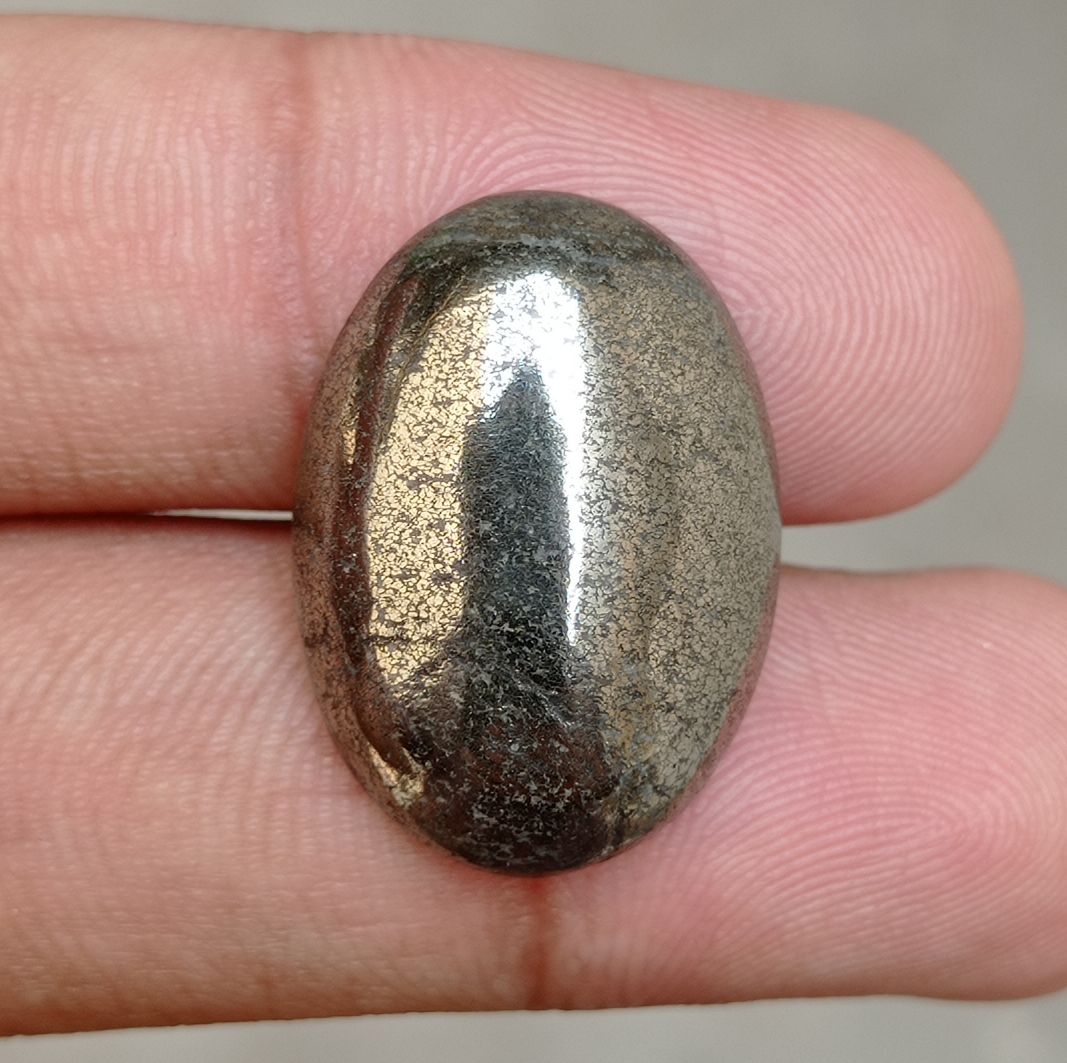 كابوشون من البيريت الطبيعي 32.3 قيراط - كريستال البيريت الحديدي - حجر كريم ذهبي كذبة - حجر بخت شهر أغسطس -25x18x6 ملم
