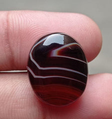 28.6ct Curved Banded Agate - Sulaimani Aqeeq - 22x18x8mm