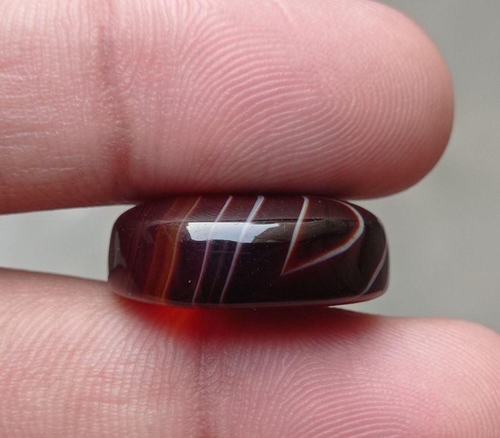 28.6ct Curved Banded Agate - Sulaimani Aqeeq - 22x18x8mm