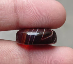 28.6ct Curved Banded Agate - Sulaimani Aqeeq - 22x18x8mm