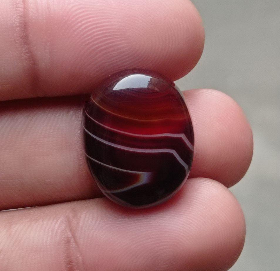 28.6ct Curved Banded Agate - Sulaimani Aqeeq - 22x18x8mm