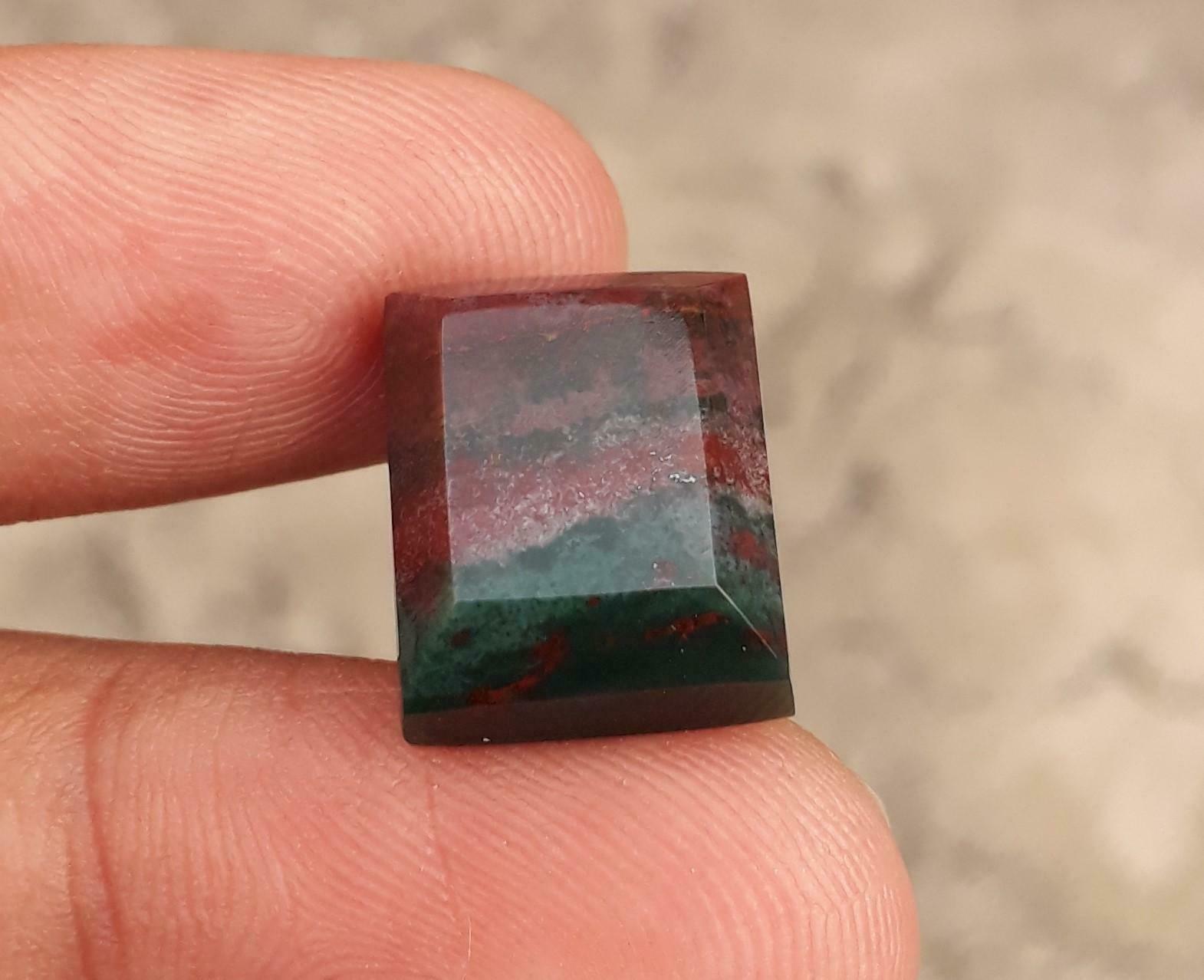 13.5ct Natural High Quality Blood Stone - Heliotrope -16x14mm