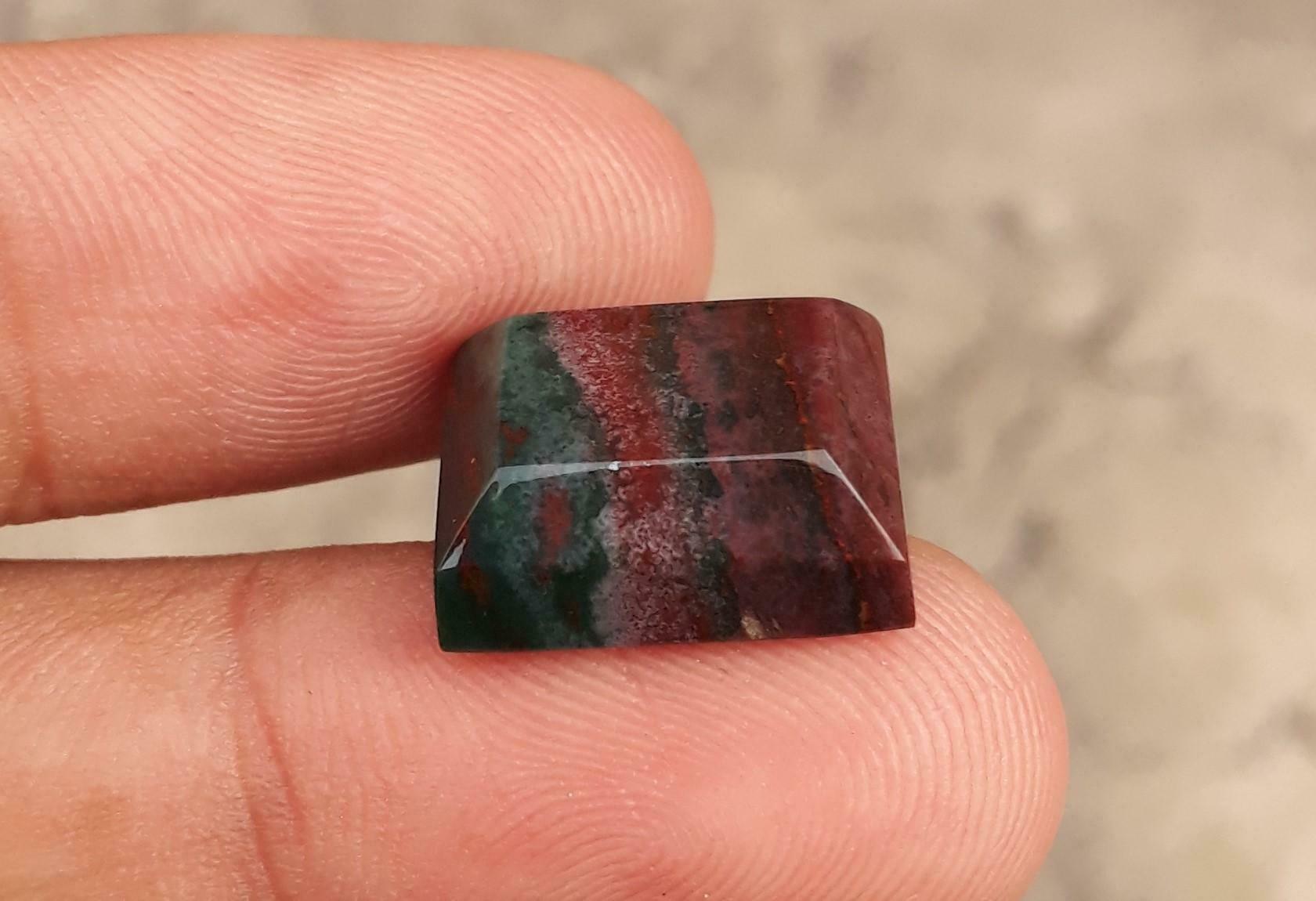 13.5ct Natural High Quality Blood Stone - Heliotrope -16x14mm